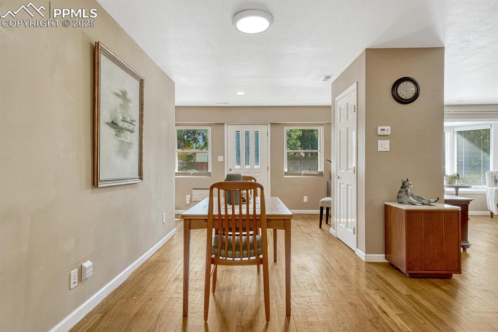 Image 6 of 50: Dining Area