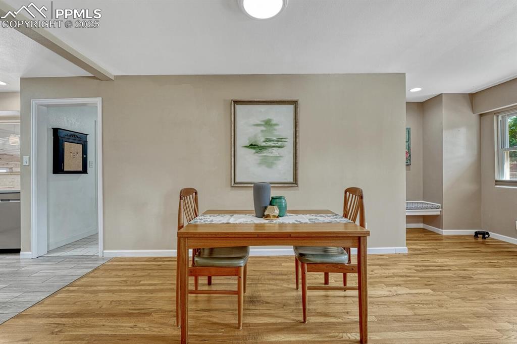 Image 7 of 50: Dining