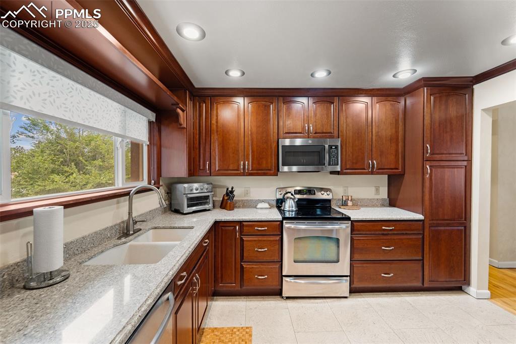 Image 15 of 41: Kitchen
