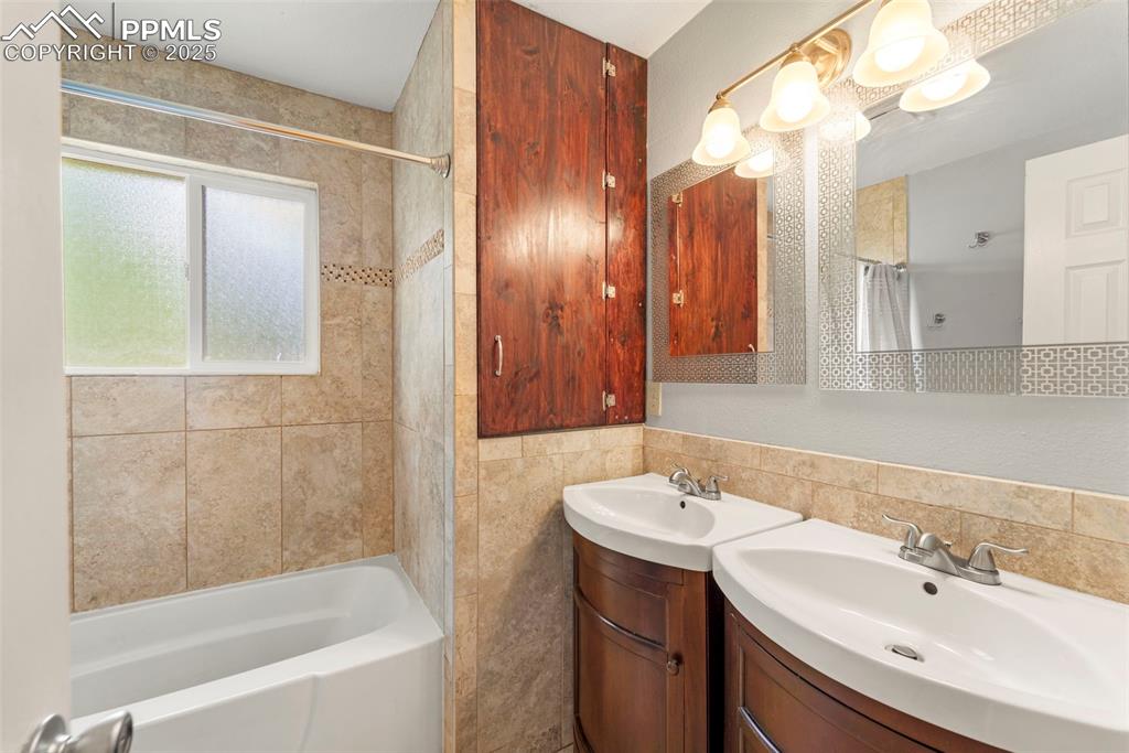 Image 33 of 41: Bathroom