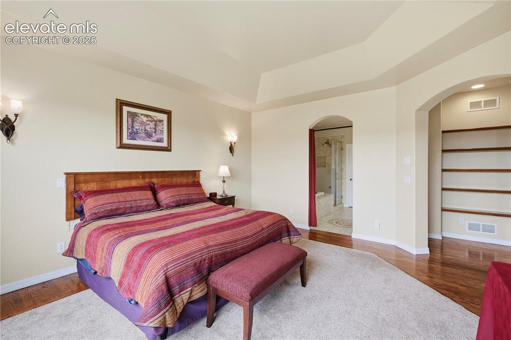 Image 16 of 50: Bedroom