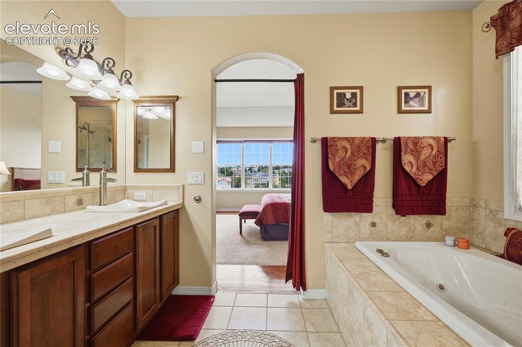Image 17 of 50: Bathroom
