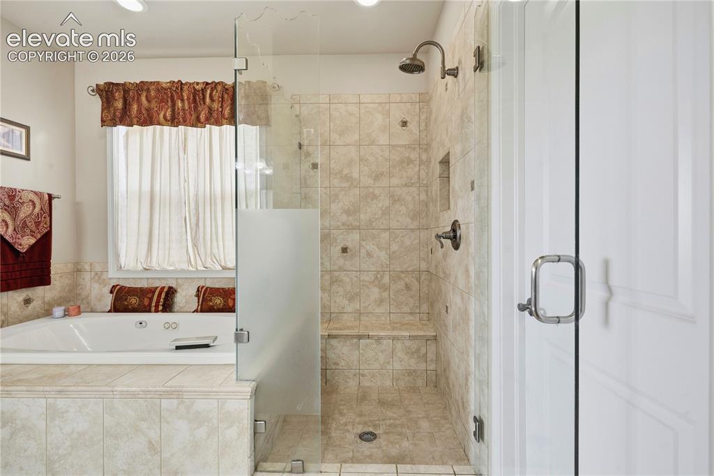 Image 18 of 50: Bathroom