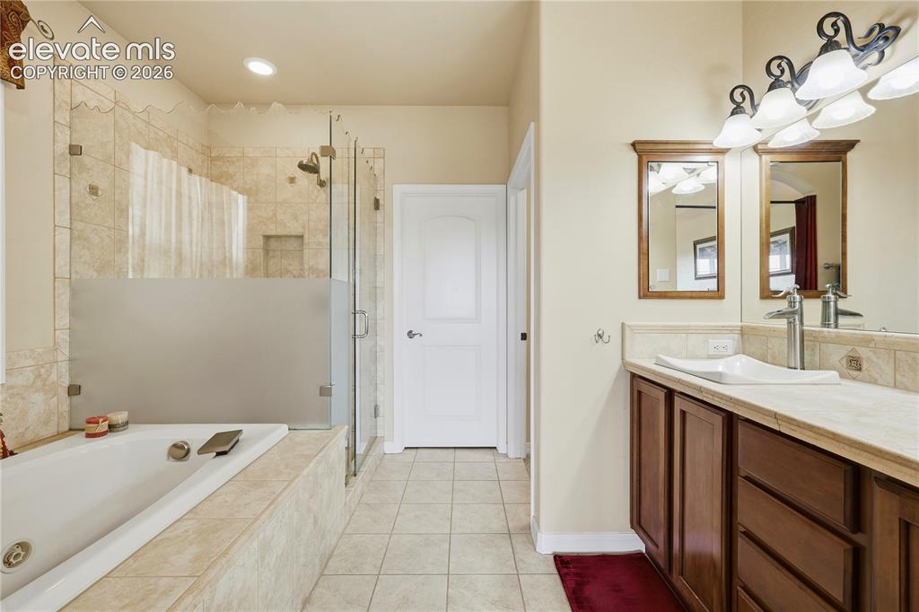 Image 19 of 50: Bathroom