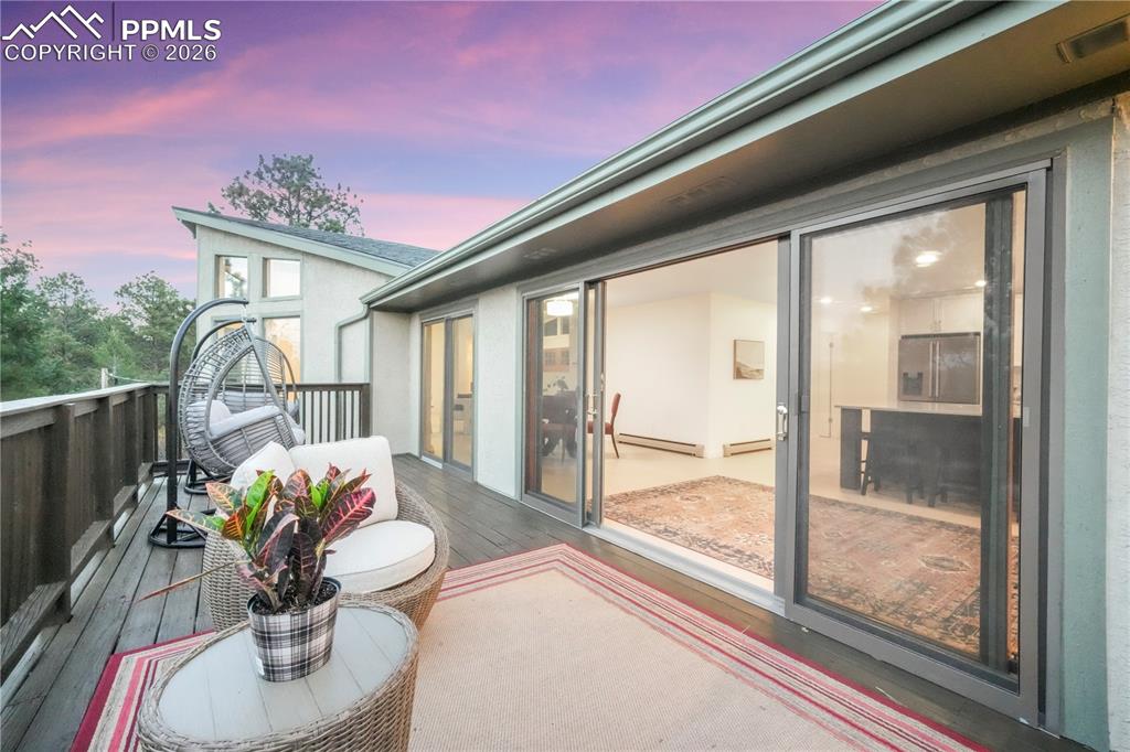 Image 18 of 50: Deck