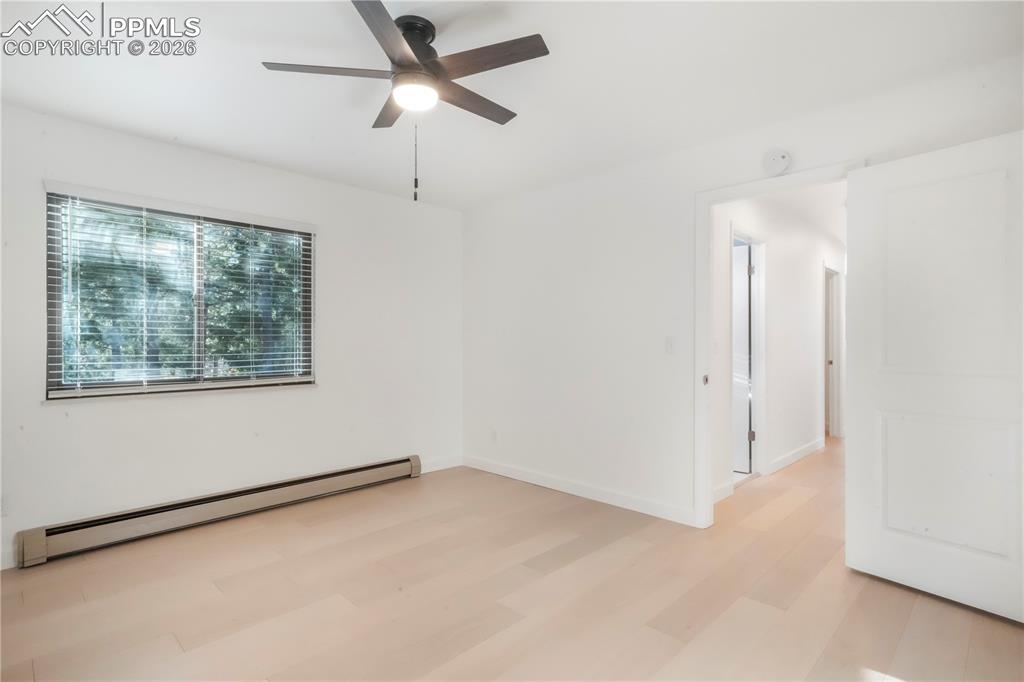 Image 28 of 50: Bedroom