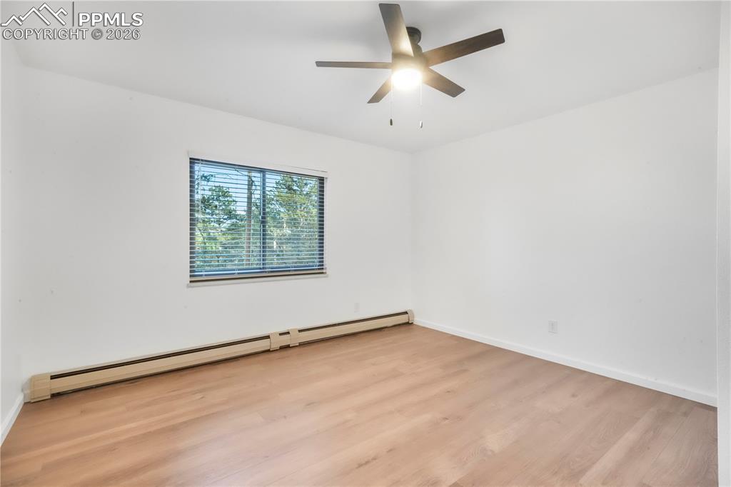 Image 40 of 50: Bedroom