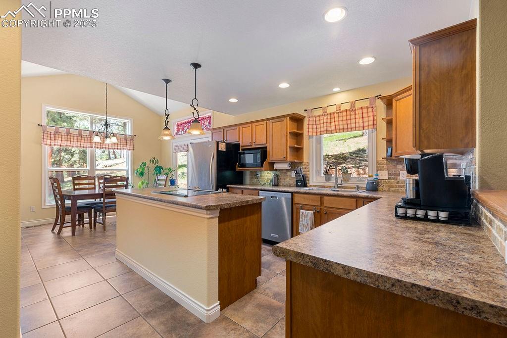 Image 14 of 41: Kitchen