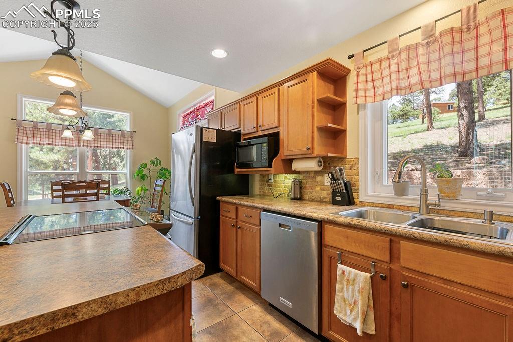 Image 15 of 41: Kitchen