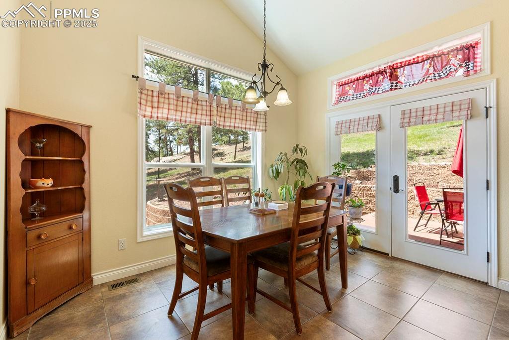 Image 18 of 41: Dining Area