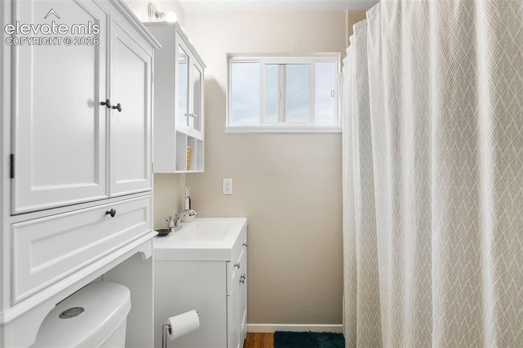 Image 14 of 28: Ensuite bathroom