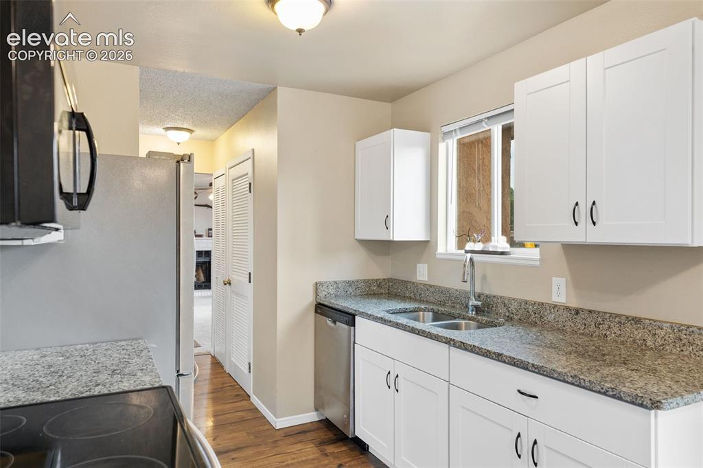 Image 9 of 28: Kitchen