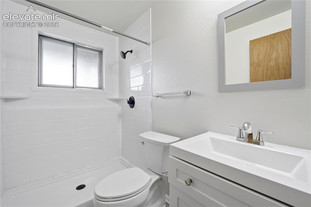 Image 16 of 31: Bathroom