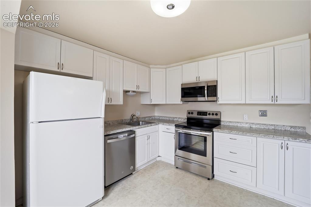 Image 4 of 31: Kitchen