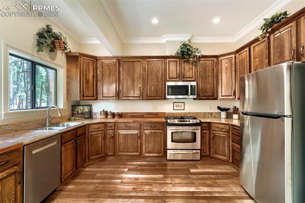 Image 10 of 42: Lovely kitchen with beautiful cabinetry