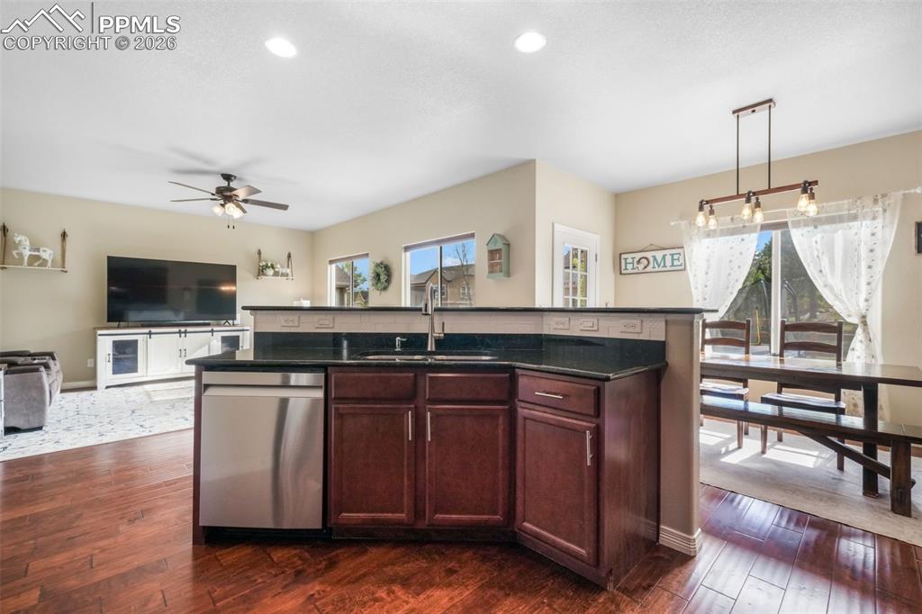 Image 13 of 50: Kitchen