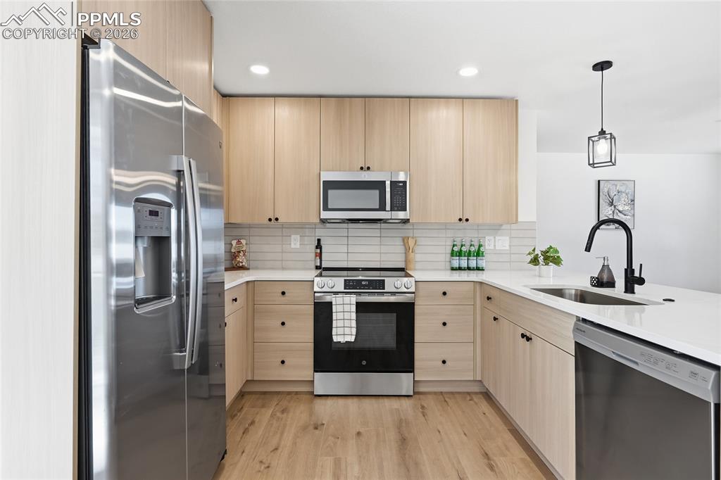 Image 7 of 26: Kitchen