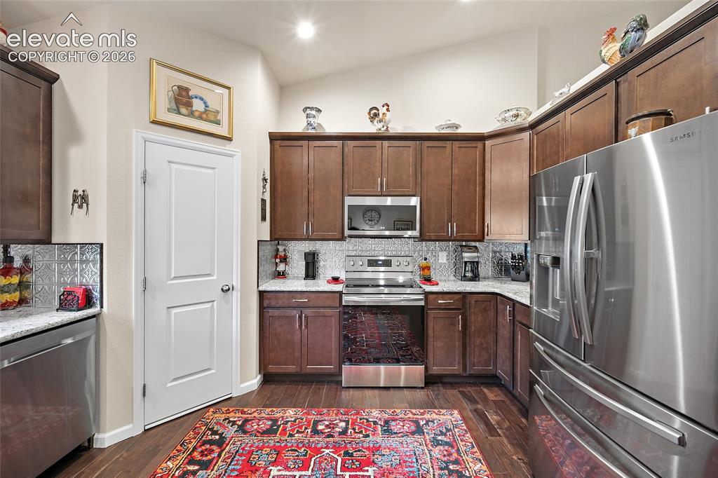 Image 14 of 50: Kitchen