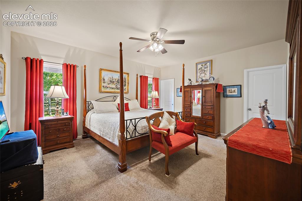 Image 16 of 50: Bedroom
