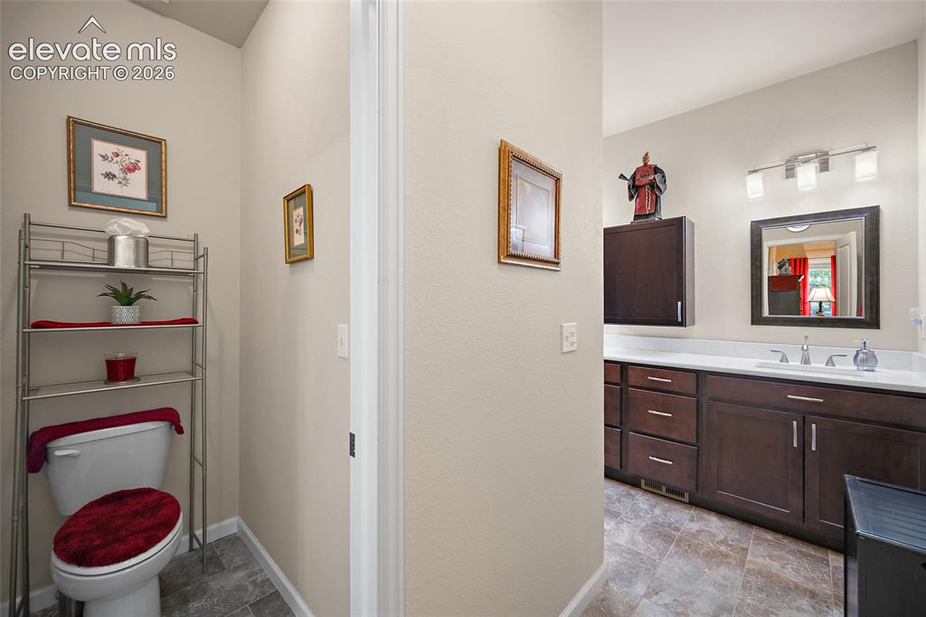 Image 19 of 50: Bathroom