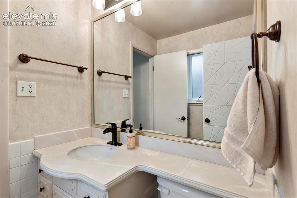Image 12 of 32: Bathroom