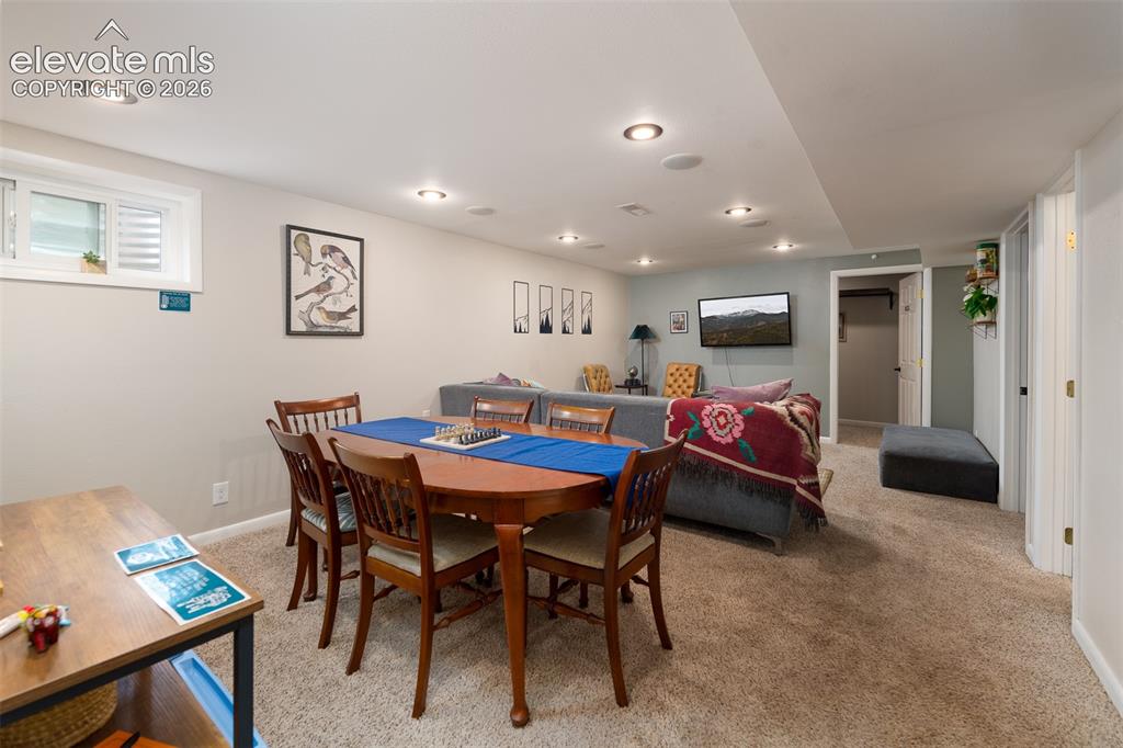 Image 16 of 32: Dining Area