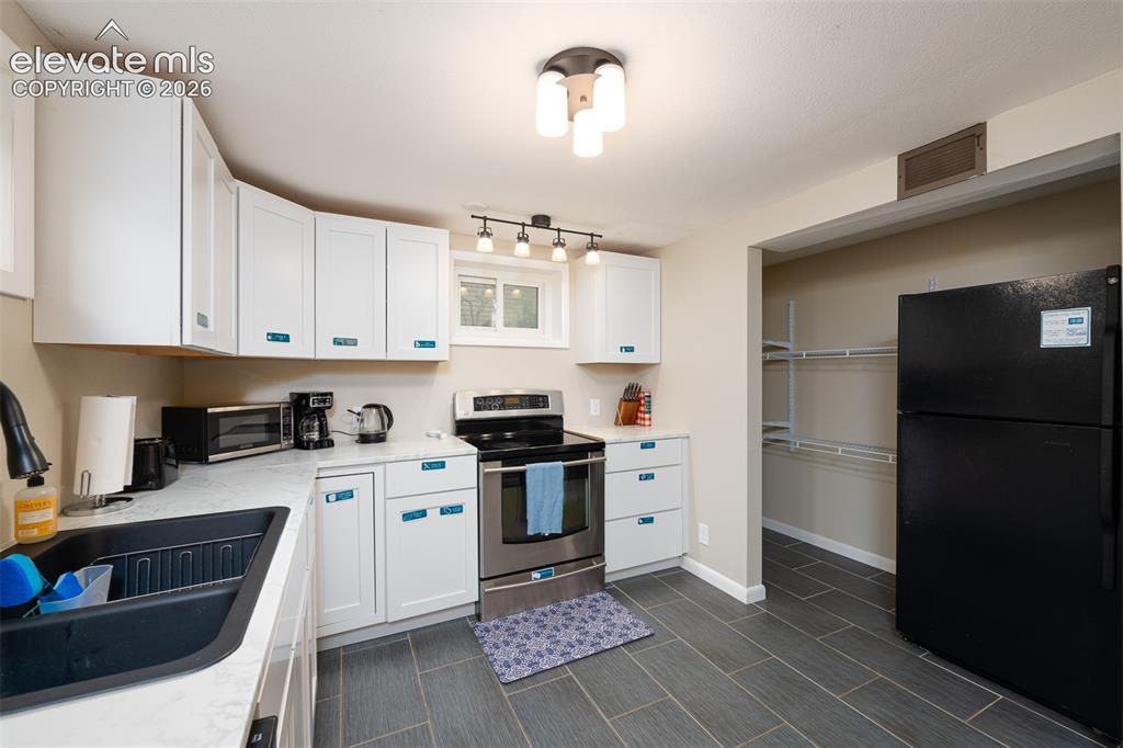 Image 20 of 32: Kitchen