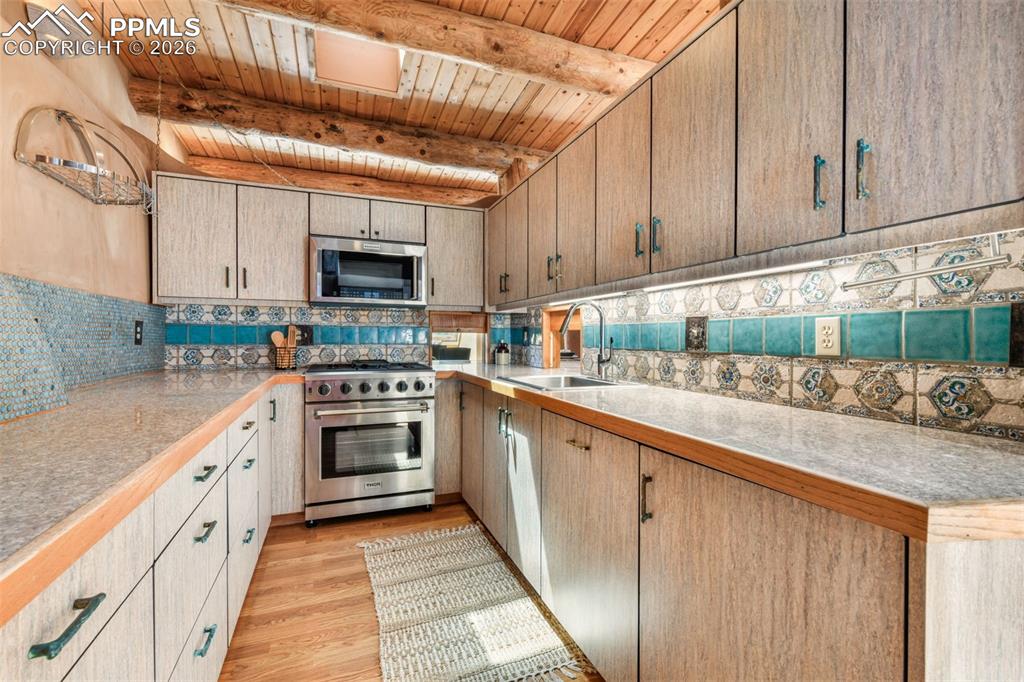 Image 10 of 50: Kitchen