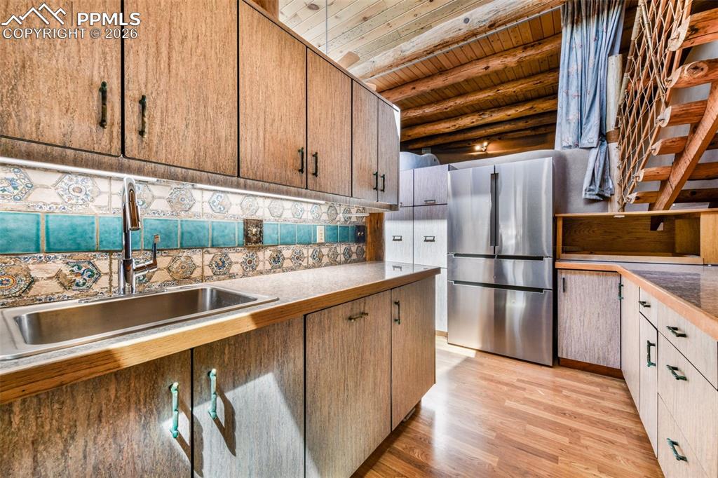 Image 11 of 50: Kitchen