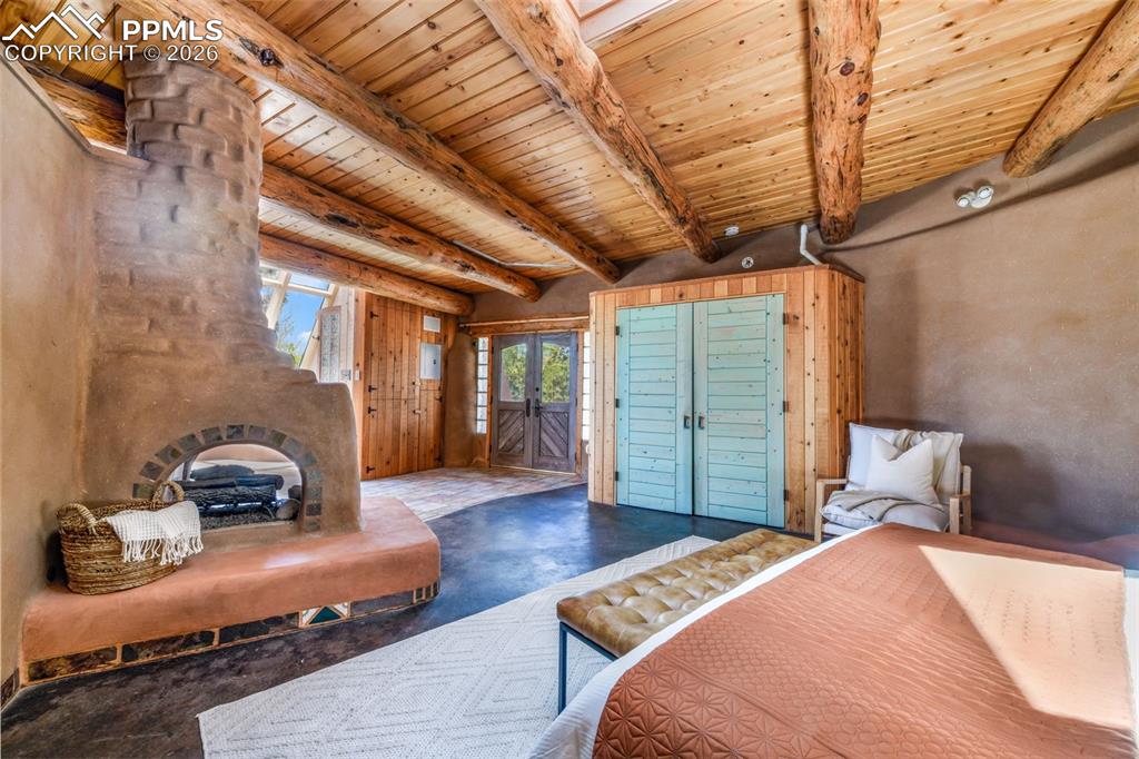 Image 20 of 50: Bedroom