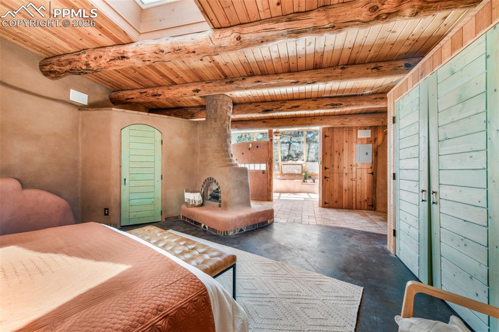 Image 21 of 50: Bedroom