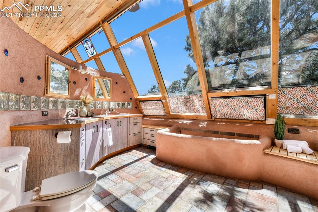 Image 22 of 50: Bedroom