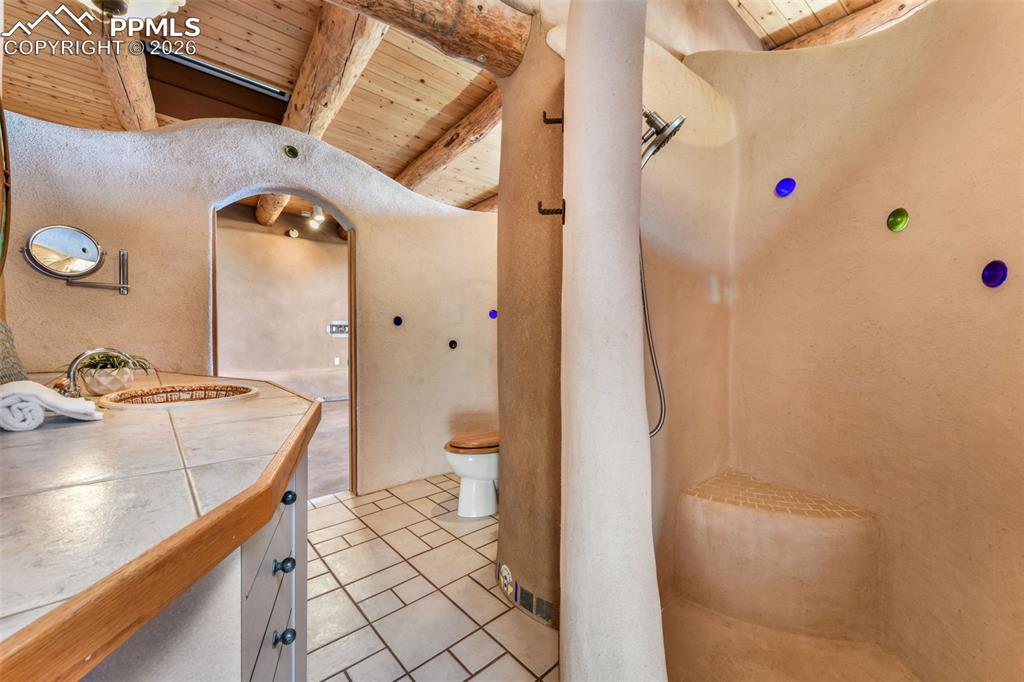 Image 30 of 50: Bathroom