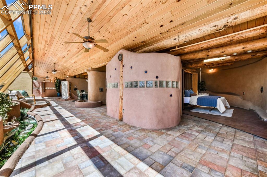 Image 34 of 50: Office