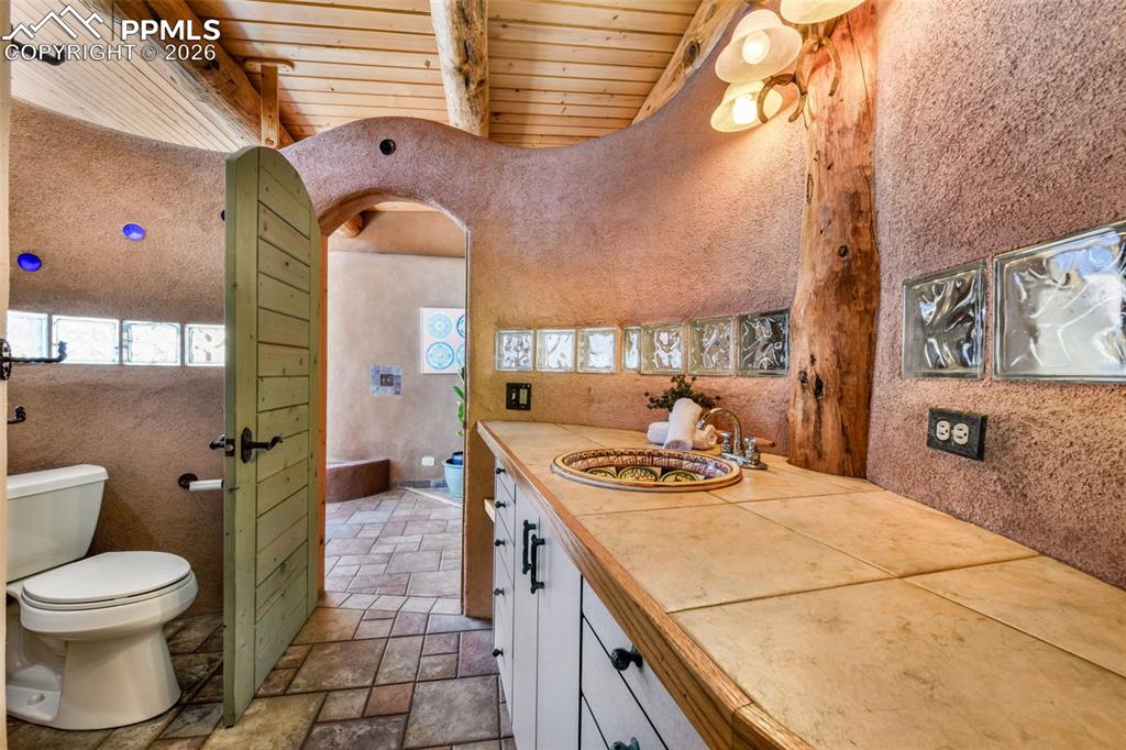 Image 36 of 50: Bedroom