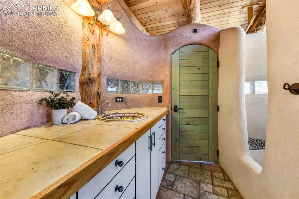 Image 37 of 50: Bathroom