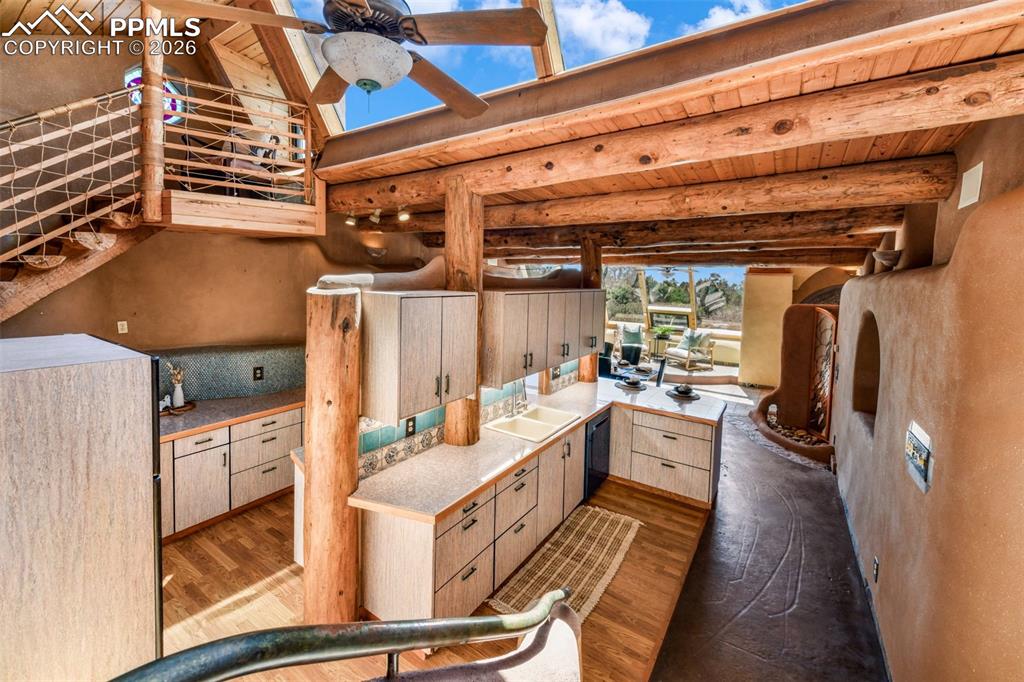 Image 8 of 50: Kitchen