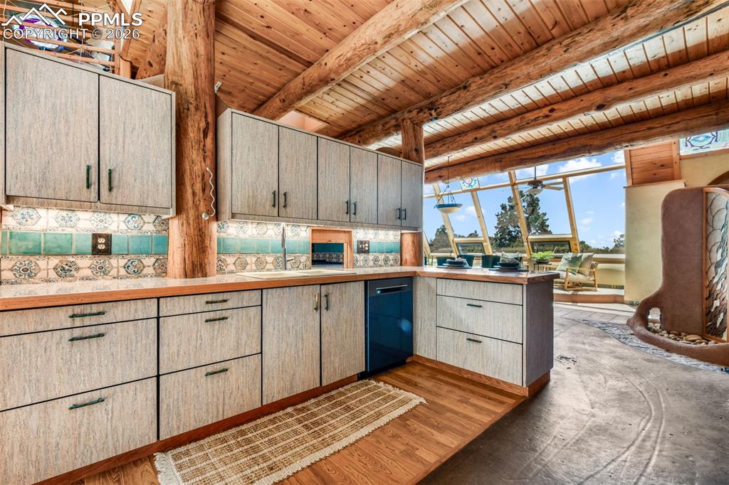 Image 9 of 50: Kitchen