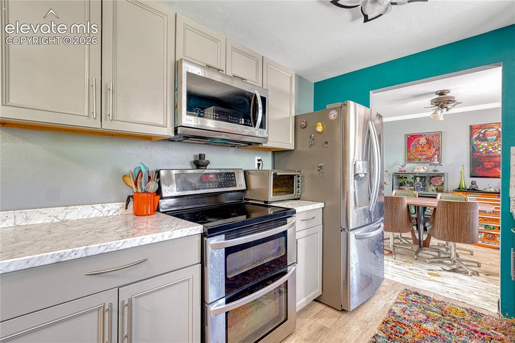 Image 13 of 48: Kitchen