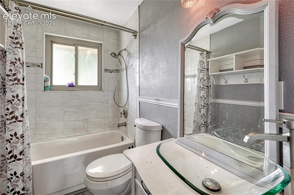 Image 18 of 48: Bathroom 1