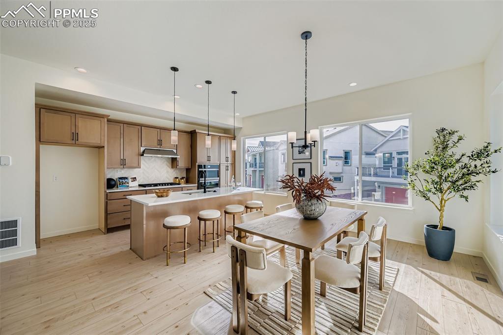 Image 5 of 12: Dining Area