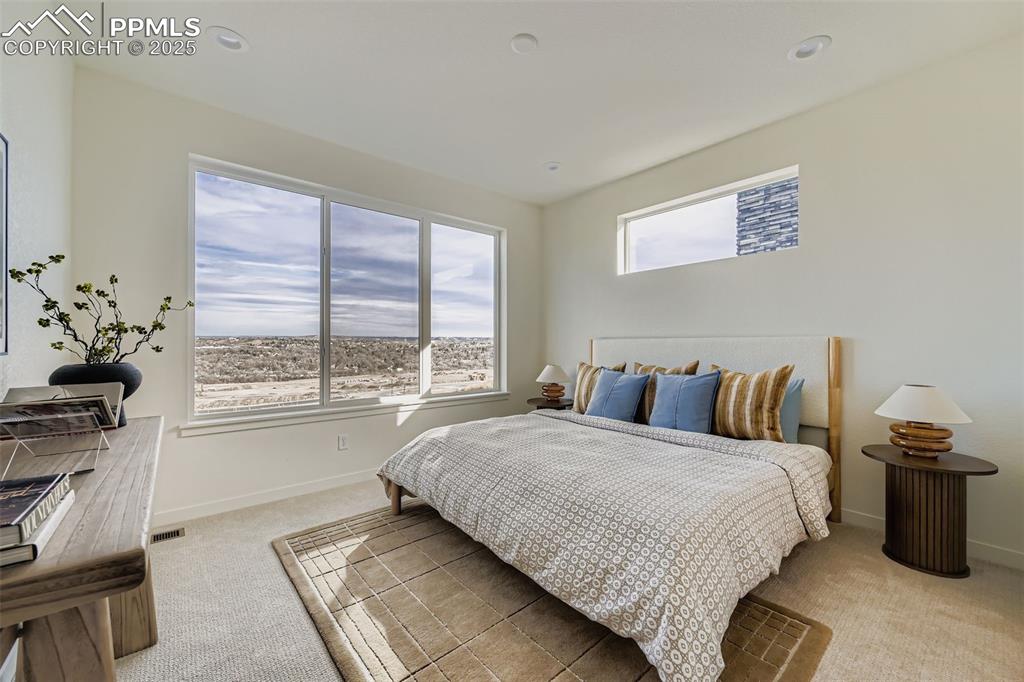 Image 7 of 12: Bedroom