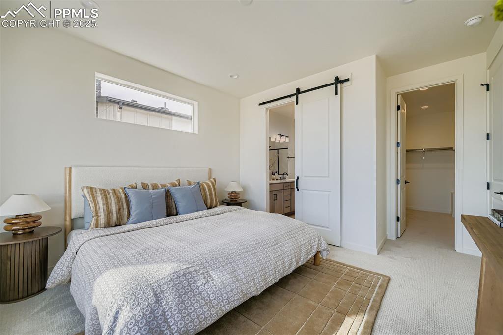 Image 8 of 12: Bedroom