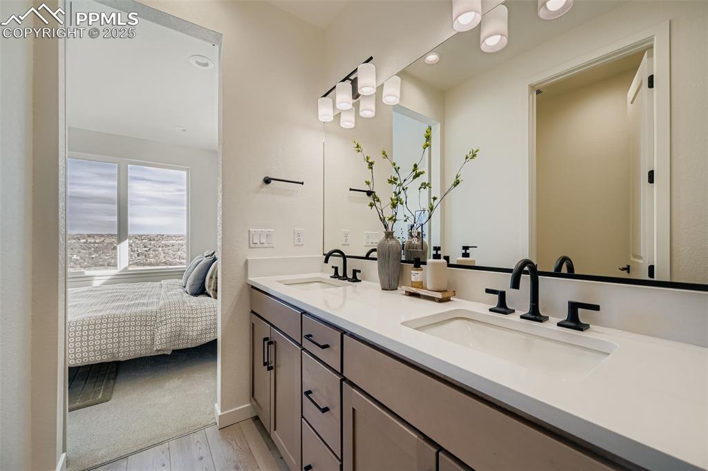 Image 9 of 12: Bathroom