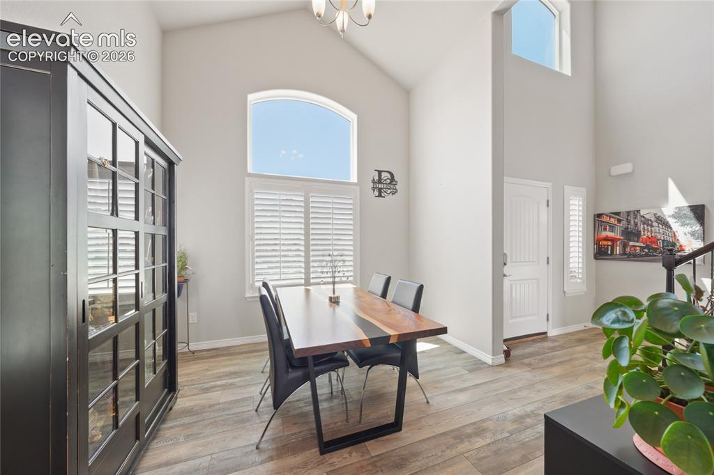 Image 7 of 42: Dining Area