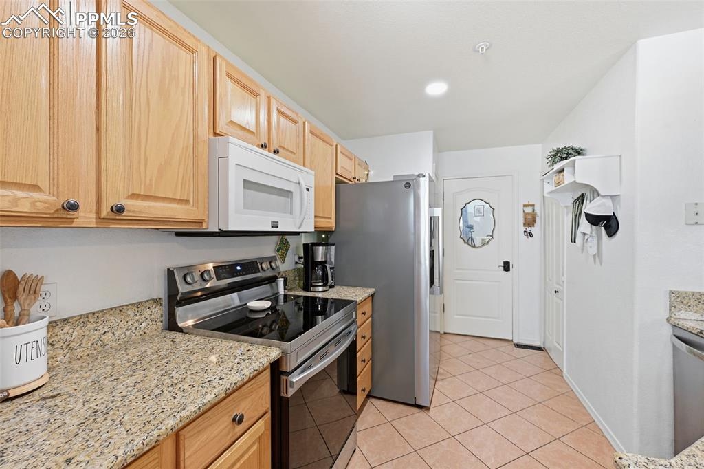 Image 10 of 44: Kitchen