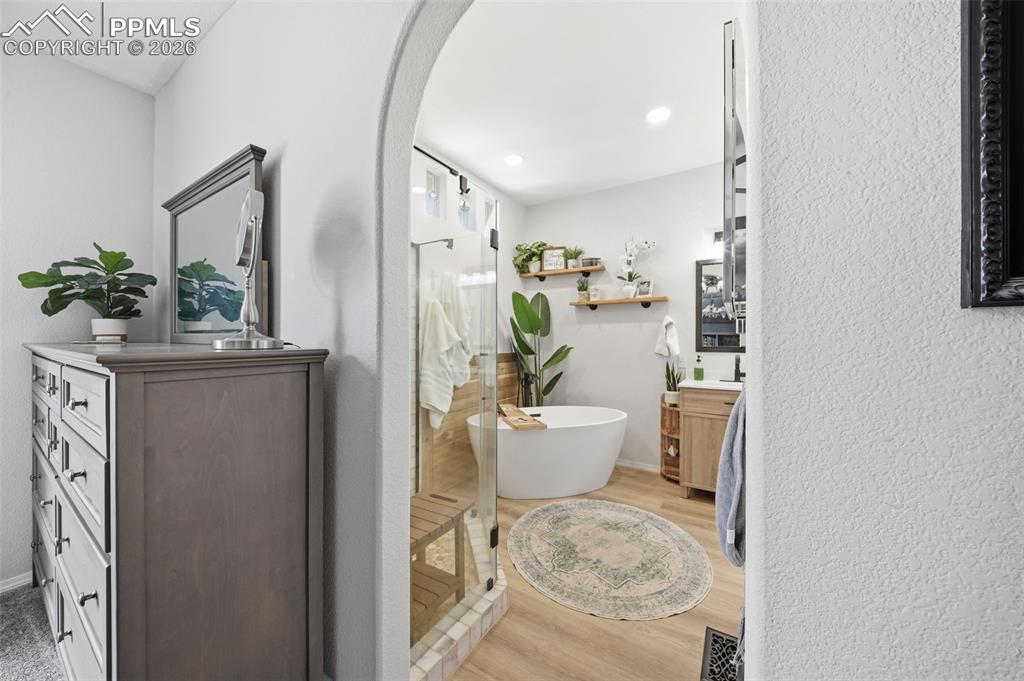 Image 19 of 44: Bathroom