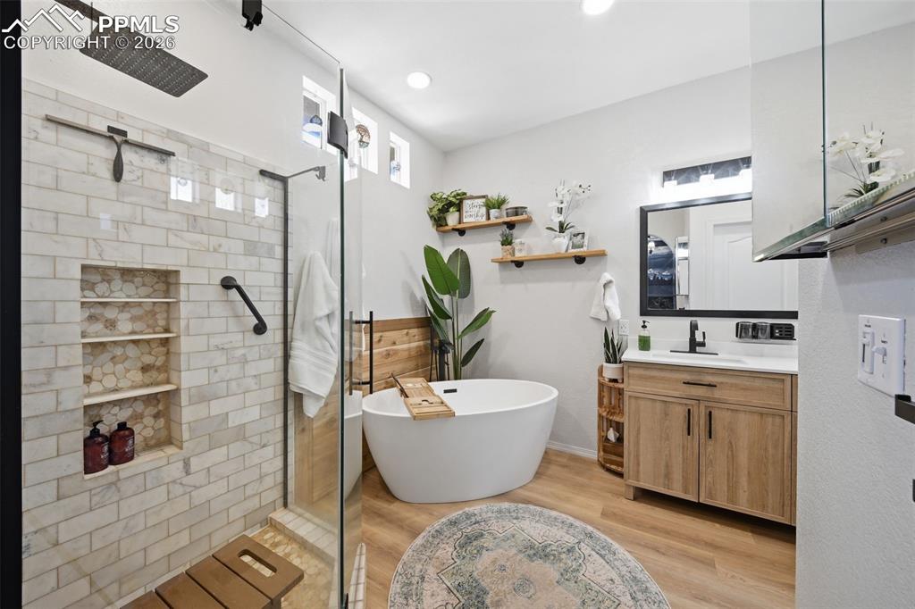 Image 20 of 44: Bathroom