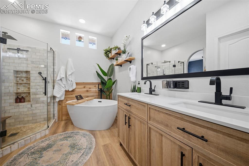 Image 21 of 44: Bathroom