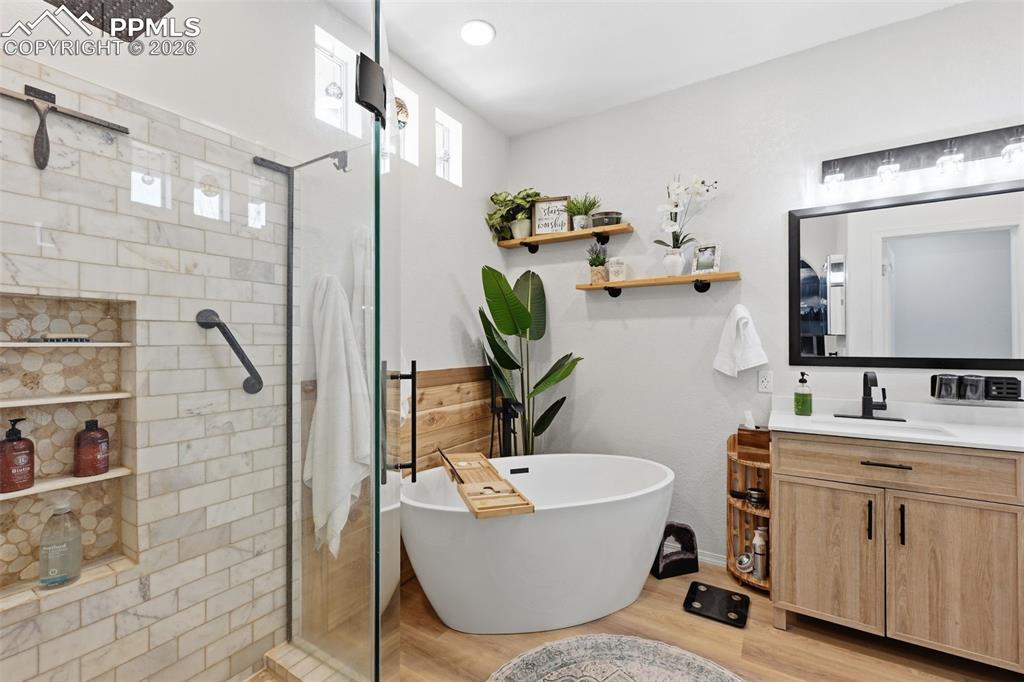 Image 22 of 44: Bathroom